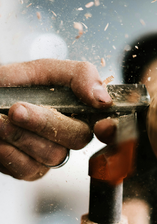 Schreiner erstellt schnelles Angebot für Möbelprojekt